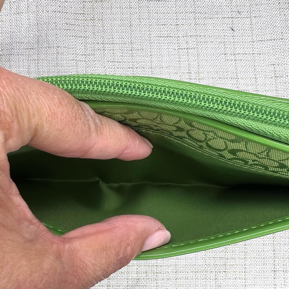 Coach Vintage Vibrant Green Wristlet Wallet Silver Accents NWOT Never Used RARE - Picture 6 of 14